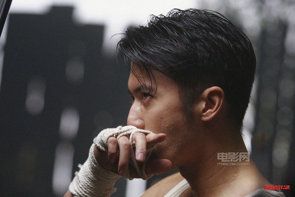 谢霆锋新作剧照秀身材 练泰拳弹吉他扮消防队员