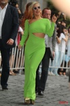 GaGa荧光绿长裙镂空秀腰身 挥手大抛飞吻显亲民