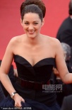 《锈与骨》首映玛丽昂登场 抹胸裙托双球乐开怀