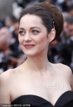 《銹與骨》首映瑪麗昂登場(chǎng) 抹胸裙托雙球樂開懷