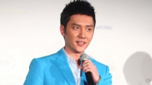 冯绍峰拄拐蹒跚亮相 林志玲新片护士装性感逼人