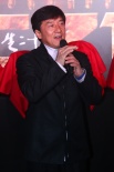 成龍率眾型男帥氣亮相 姚星彤著透視裙秀雙峰