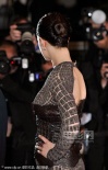 電影“吸血鬼”首映 女主演穿蛇皮紋裙狂野亮相