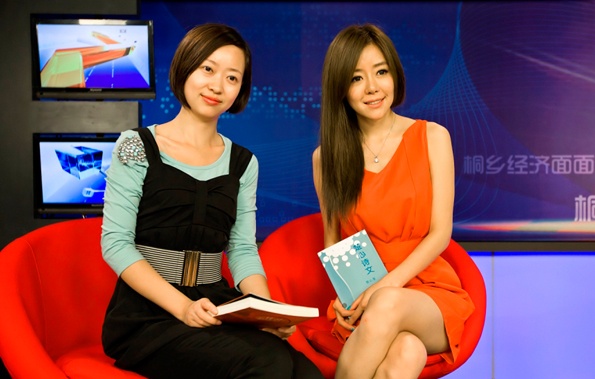 “桐乡”微电影之《坚持》剧照 安又琪红裙美艳