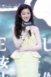 刘亦菲往日清纯不再 泡面头配低胸装宛如村姑