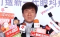 成龙回应“退休”传言 镜头前夸儿子哄老婆开心