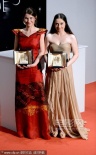 《越过群山》中“双娜”激动 获最佳女演员大奖