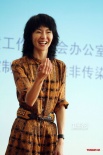 張曼玉暗黃色復古連衣裙現(xiàn)身 飛吻吮指萌態(tài)百出