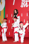 张惠妹红装现身奥运 与小选手合照“杀气”十足
