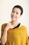 郑秀文芥黄色上装衬肤色 分享护肤心得睡前按摩