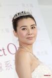蒙嘉慧穿白色婚紗似公主 稱2012年結(jié)婚機(jī)會(huì)不大