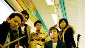 苏打绿与歌迷零距离互动 坦言唱歌比领奖更重要