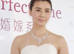 蒙嘉慧穿婚纱秀事业线 自曝与郑伊健暂无结婚打算