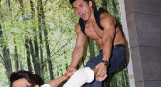 品冠被猛男狂“吃豆腐” 回家按摩欲安撫愛妻