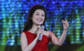 常思思斜肩紅裙美艷動人 演唱歌曲《橄欖樹》