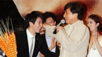 成龙首映“卖点”求关注 房祖名吐槽老爸吓死人