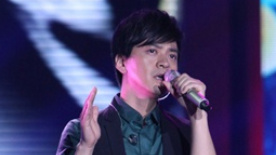 音乐人李健献唱环保晚会 《心升明月》悠扬婉转