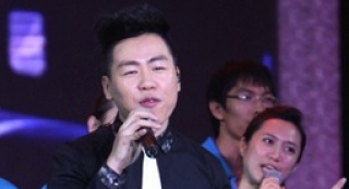 胡彦斌与青年使者共同演绎《我的未来不是梦》