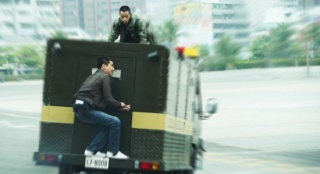 “痞子”黃渤搭車險(xiǎn)搭命 “英雄”趙又廷專業(yè)炫技
