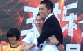 王櫟鑫遭好友彭宇“公主抱” 被歌迷襲胸摸腹肌