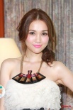 谢安琪无瑕美肌做代言 层叠纱裙秀香肩性感诱人