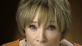 美國電影學(xué)院終身成就獎揭曉 雪莉·麥克雷恩捧杯