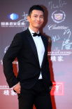 黄晓明西装革履走红毯 双手插袋气定神闲显帅气