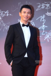 黄晓明西装革履走红毯 双手插袋气定神闲显帅气