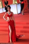 肉蒲团女星蓝燕布条装性感亮相 衣不蔽体露春光