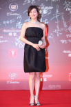 廣末涼子黑裙露白嫩香肩 黃海波手牽外籍爆乳女