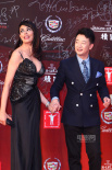 广末凉子黑裙露白嫩香肩 黄海波手牵外籍爆乳女