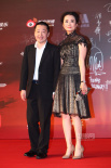 贾樟柯、赵涛夫妇牵手走红毯 男才女貌亲密无间