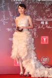 唐季礼左拥右抱大出风头 车永莉唯美长裙显高贵