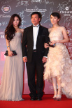唐季礼左拥右抱大出风头 车永莉唯美长裙显高贵