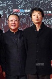 “1942”剧组齐亮相 冯小刚黑超遮面徐帆满脸笑