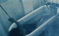 恐怖片《幫手》中文預(yù)告 浴室橫尸上演殺人游戲