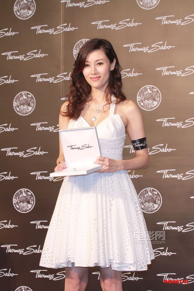 李嘉欣白色吊带公主裙亮相 辣妈尽显清纯甜美范