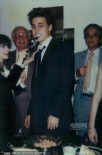 德普与前妻30年前结婚照曝光 被亲友塞蛋糕整惨