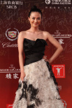 “帅女郎”于越率性走来 黑白羽毛装个性张扬