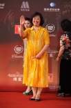催泪《暴走妈妈》主创走来 方青卓黄色长裙显年轻
