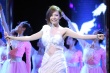 张靓颖现场一展歌喉倾情演唱 白裙加身宛若仙子