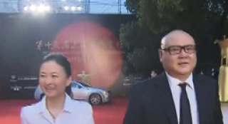 美女导演李玉携蔡尚君踏上红毯 上演导演双人秀