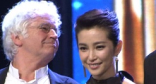 上海国际电影节评委团再次登台 辛勤付出接受致敬