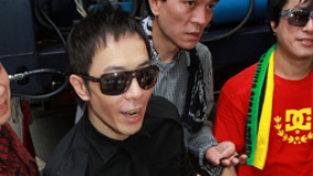 黄贯中激情献唱被歌迷抓伤 求歌迷善待爱妻朱茵