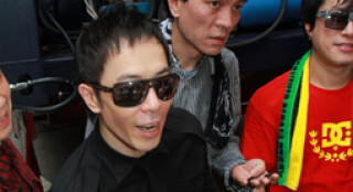 黄贯中激情献唱被歌迷抓伤 求歌迷善待爱妻朱茵