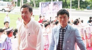“甲午大海戰(zhàn)”故地首映 馮小寧呼吁人們勿忘歷史