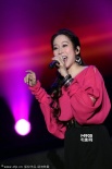 周杰倫穿紅衣熱情開唱 蕭亞軒、林俊杰實力超群