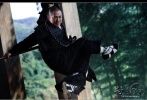 ????法海身著黑白兩款袈裟，手執(zhí)“打妖”利器——禪杖，或身披法器佛珠，或高舉“收妖”紫金缽，整體造型渾然大氣。