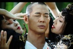 ????一群美麗、魅惑的狐妖把法海圍在中間，獻媚、挑逗無一不精，而法海緊閉雙眼、大念佛經(jīng)，想必內(nèi)心是翻江倒海；而這美艷之下，更暗藏兇險殺機，扣人心弦。
