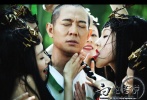 ????一群美麗、魅惑的狐妖把法海圍在中間，獻媚、挑逗無一不精，而法海緊閉雙眼、大念佛經(jīng)，想必內(nèi)心是翻江倒海；而這美艷之下，更暗藏兇險殺機，扣人心弦。